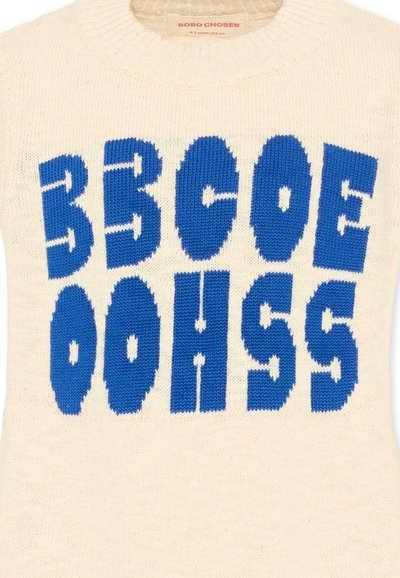 Pull en tricot crème avec un grand texte bleu audacieux "BOBO CHOSES" sur le devant et une petite étiquette au niveau du col.