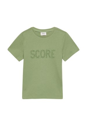 Groen T-shirt met korte mouwen waarop het woord "SCORE" staat weergegeven in kleine voetbalpatronen aan de voorkant.