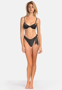 Czarny, błyszczący komplet bikini z usztywnianym topem w formie braletki z regulowanymi ramiączkami oraz wysokim stanem majtek z ozdobnym wiązaniem.