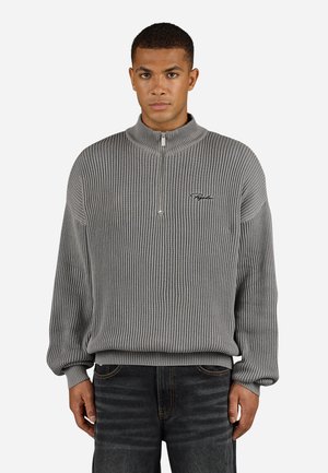 Grijze geribbelde pullover hoodie met een hoge kraag, halve rits en een klein geborduurd logo op de borst. Casual ontwerp, comfortabele pasvorm.