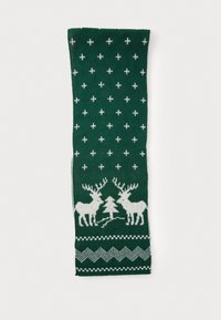 Bufanda de punto en verde oscuro, con patrones de renos blancos, un árbol y copos de nieve. Con un diseño de chevron en la parte inferior.