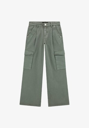 Pantaloni cargo verde oliva realizzati in cotone, con gamba larga, pieghe frontali e due tasche laterali. Chiusura con bottone a pressione e zip.