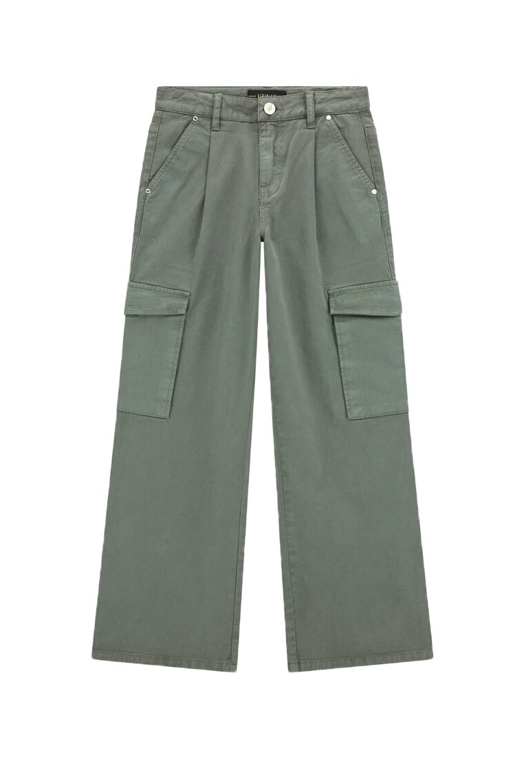 Pantaloni cargo verde oliva realizzati in cotone, con gamba larga, pieghe frontali e due tasche laterali. Chiusura con bottone a pressione e zip.