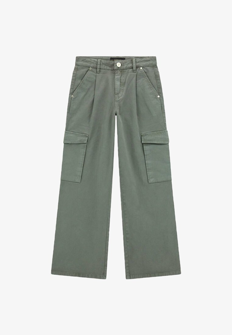 Pantaloni cargo verde oliva realizzati in cotone, con gamba larga, pieghe frontali e due tasche laterali. Chiusura con bottone a pressione e zip.