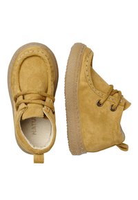 Stivaletti in suede color tan, con punta rotonda, design con lacci e suole in gomma. Presentano cuciture lungo i bordi e un'applicazione posteriore per il tallone.