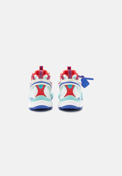 Ζευγάρι πολύχρωμα αθλητικά παπούτσια με κόκκινες, τυρκουάζ και μπλε λεπτομέρειες, ορατά από πίσω πάνω σε λευκό φόντο.