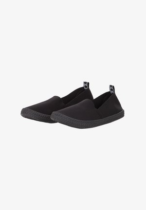 Scarpe slip-on nere con tomaia in tessuto liscio e suola in gomma nera intrecciata; presentano un design minimalista senza accenti o motivi visibili.