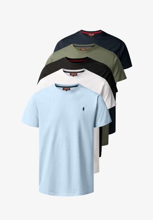 Vijf effen T-shirts met ronde hals in lichtblauw, wit, zwart, olijfgroen en donkerblauw, gestapeld van voor naar achter.