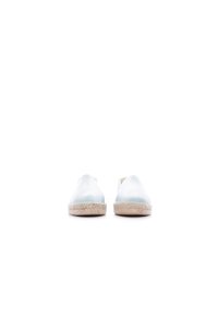 Alpargatas blancas planas con parte superior de cuero suave y suela de yute. Punta redondeada y diseño minimalista. Sin adornos visibles.