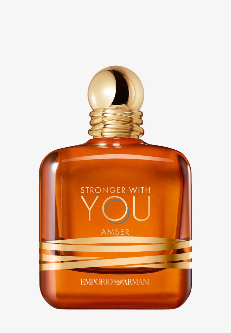 Buteleczka perfum ze szkła bursztynowego z złotą zakrętką, wytłoczonym etykietą z napisem "Stronger With You Amber" oraz dekoracyjnymi złotymi paskami wokół podstawy.
