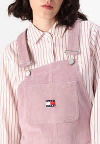 Tommy Jeans DUNGAREE DRESS  - Rochie de zi - valley grape
