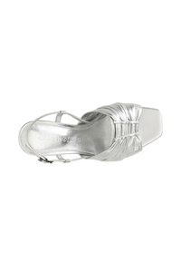 Hopeiset synteettiset korkokengät, joissa on kerrostunut pinta ja hieno neliön muotoinen varvas. Ominaisuuksiin kuuluvat ohuet nilkkahihnat ja solki.