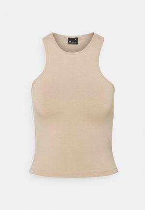 Ärmelloses, beiges Croptop mit rundem Ausschnitt, figurbetontem Schnitt und Stoffetikett im Krageninneren vor weißem Hintergrund.