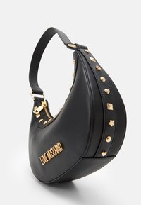 Svart måneformad axelväska med guld-nitar, dragkedja och "LOVE MOSCHINO"-logotyp på framsidan.