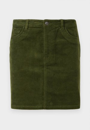 Tume roheline volditud seelik sirge lõikega, millel on viie tasku disain ja metallist nööpkinnitus vööl.