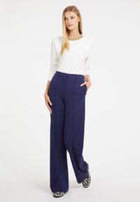 Guess Pulover - creme