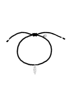 Pulsera ajustable con un cordón trenzado negro, que presenta un charm de metal plateado en forma de hoja con patrones de olas.
