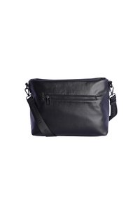 Bolso de hombro de cuero negro con un bolsillo delantero con cremallera, diseño plano, correa ajustable y textura suave. Marca minimalista en la correa.
