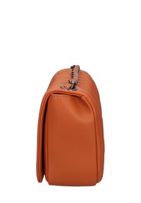 Borsa a tracolla in pelle arancione con texture trapuntata, forma rettangolare, manico a catena e un accento metallico sul lato.