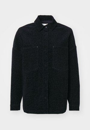 Fekete ingdzseki finom leopárd mintával, két elülső zsebbel és galléros nyakkal, textúrált anyagból készült.