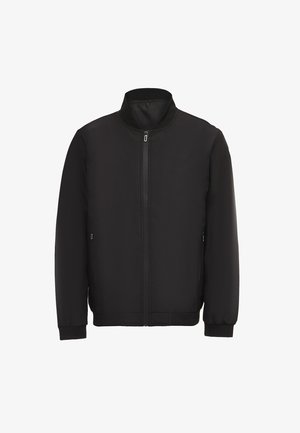 Giacca bomber nera realizzata in tessuto liscio, con colletto rialzato, zip frontale, tasche laterali e polsini ed orlo elasticizzati.