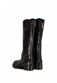 Stivali in pelle bordeaux al ginocchio, con una leggera lucentezza, cerniere laterali e un tacco basso a cono, caratterizzati da una punta rotonda.