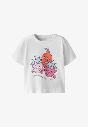 Hvid bomulds T-shirt med en farverig frugtgrafik, der viser tre smilende figurer: to jordbær og en pære, med teksten "SOLKYSSET & BÆR GLAD!"