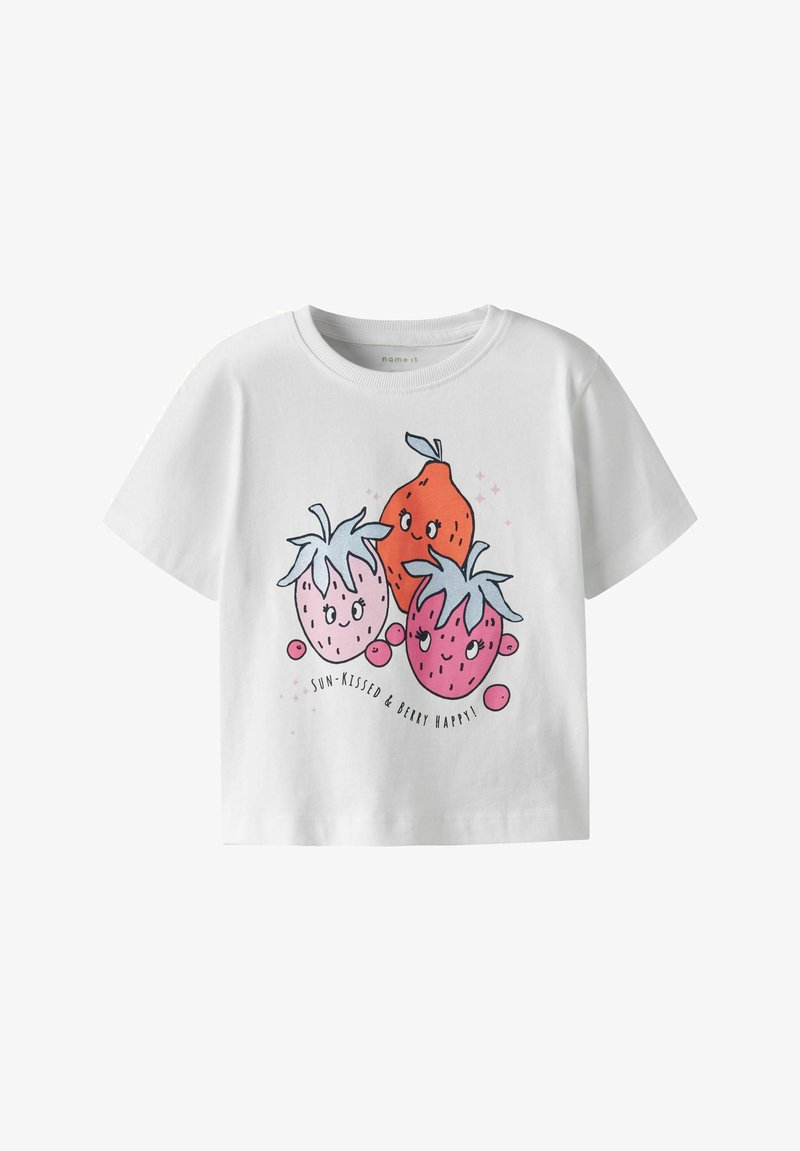 Biela bavlnená tričko s farebnou grafikou ovocia a tromi usmievajúcimi sa postavičkami: dvoma jahodami a jednou hruškou, s nápisom "SLNEČNE OBJATIE & JAHODOVO ŠŤASTNÉ!"