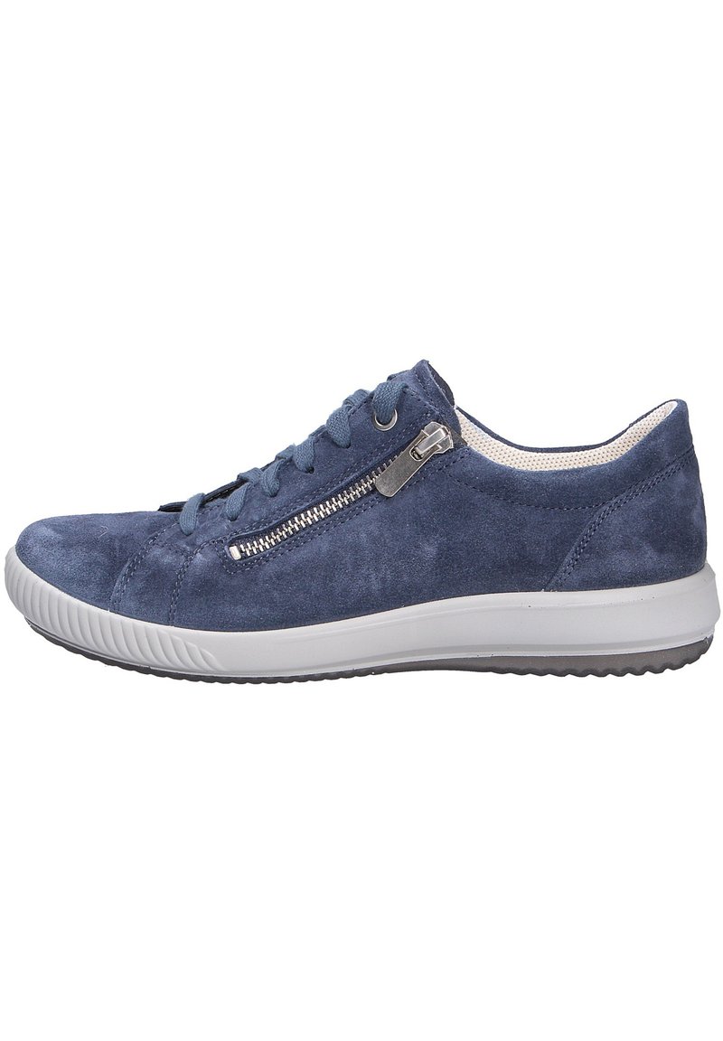 Baskets lacées en bleu suède avec fermeture éclair sur le côté, semelle en caoutchouc blanche et tige texturée pour un design décontracté.