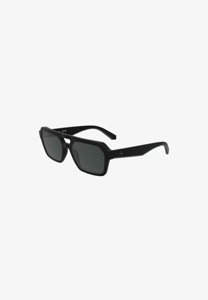 Occhiali da sole rettangolari neri con lenti scure, un design della montatura angolare e braccia sottili con dettagli del logo discreti.