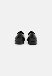 BOSS DERREK - Paelteta kingad - black