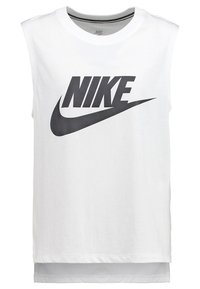 Vit ärmlös Nike t-shirt med en stor svart logga över bröstet, tillverkad av mjuk bomull med en slät textur.