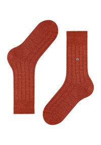 Czerwone prążkowane skarpetki wykonane z miękkiego materiału, z zaokrąglonym palcem i małym metalicznym akcentem w okolicy kostki.
