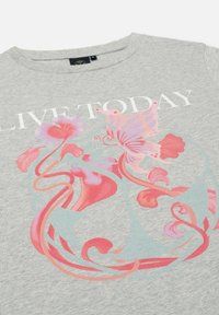Grijze katoenen t-shirt met een bloemen- en vlinderafbeelding in roze en teal, met de tekst "LEEF VANDAAG" in het wit gedrukt.