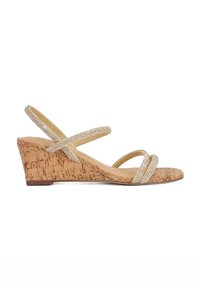 Wedge sandaal met een kurktextuur zool, beige banden versierd met heldere strassstenen, open tenen ontwerp en gekruiste enkelbanden.