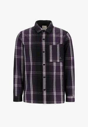 Camisa de cuadros en tonos púrpura y negro, con botones, mangas largas y un bolsillo en el pecho que presenta una pequeña etiqueta de logo negra.