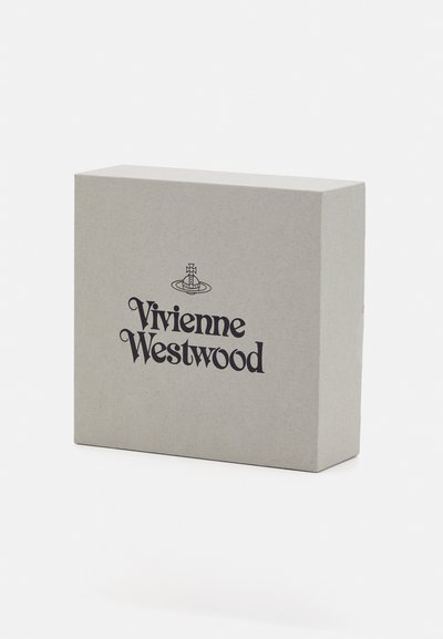 Boîte en carton grise avec une finition mate, présentant un logo noir "Vivienne Westwood" et un emblème décoratif au-dessus.