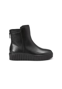 Bottine noire avec semelle plateforme côtelée, fermeture éclair latérale et tige en cuir lisse présentant un embossage subtil de la marque près du talon.