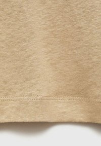Tissue de bumbac bej cu o textură moale, având un design simplu, neînfrumusețat, și un tiv drept cu cusături vizibile.