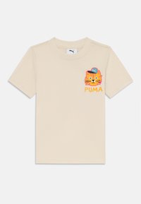 Camiseta de algodón beige con mangas cortas, que presenta un gráfico colorido de un gato y el texto "PUMA" en el área del pecho izquierdo. Corte regular.