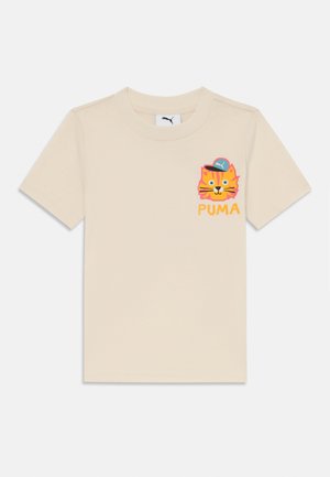 Beige bomulds t-shirt med korte ærmer, der har et farverigt kattegrafik og "PUMA" tekst på venstre brystområde. Regular fit.