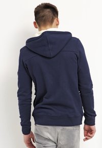 Sudadera con capucha azul marino, con un cuello forrado de forro polar suave y puños acanalados, con un diseño sencillo y un ajuste relajado.