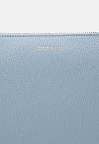 Coccinelle BEST CROSSBODY - Borsa a tracolla - mist blue