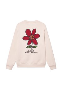 Sudadera de color rosa claro con un gran diseño de flor roja, que presenta un centro de baloncesto. "Les Deux" está bordado debajo de la flor.