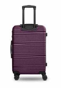Valise rigide violette avec des rainures horizontales, poignée rétractable et quatre roulettes pivotantes. Design léger pour un transport facile.
