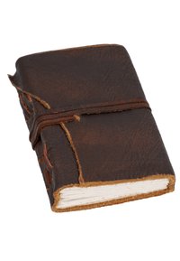 Pruun nahast kattega märkmik, millel on tekstureeritud kaas, mille kinnitab rihm, ja millel on karedad ääred ning tühjad kreemivärvi lehed.