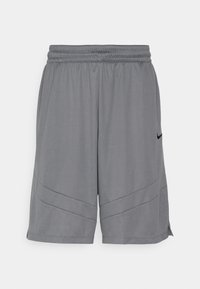Shorts deportivos grises hechos de una tela de malla transpirable. Incluyen una cintura elástica y un detalle de logo negro en contraste. Tienen un corte holgado.