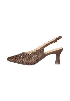 Bruine geweven spitse slingback hak met verstelbare gespsluiting en een halfhoge gebogen blokhak.