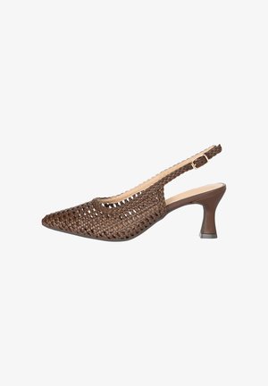 Bruine geweven spitse slingback hak met verstelbare gespsluiting en een halfhoge gebogen blokhak.