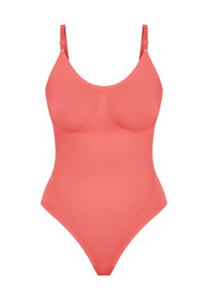 Mono de una pieza de coral hecho de tela suave, con tirantes delgados ajustables, escote redondeado y un diseño ajustado al cuerpo.